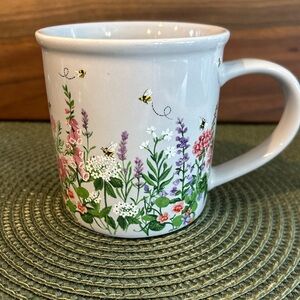 Heathcote & Ivory Buzy Beez 10 Oz Mug. Blue Gray Background Floral With Bees EUC